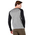 Der RĂźcken von einem Mann mit Grauem Merino-Langarmshirt mit schwarzen Ărmel